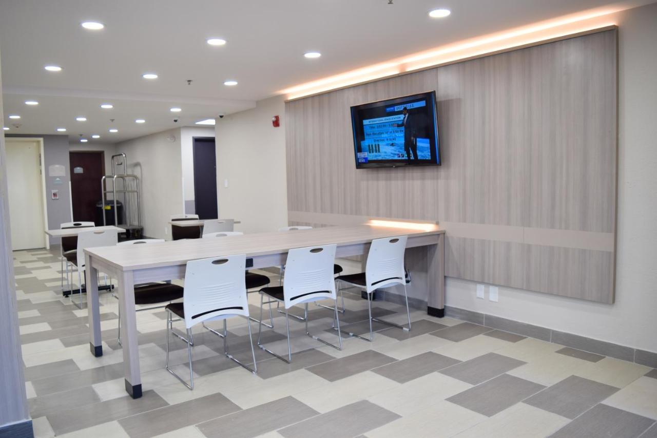 Travelers Inn And Suites Ρόλι Εξωτερικό φωτογραφία